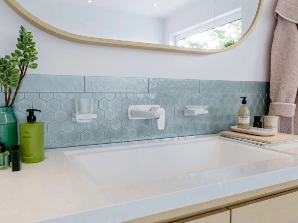 смеситель hansgrohe talis e 71734700 для раковины, настеный, излив: 22.5 см, внешняя часть, без донного клапана, матовый белый